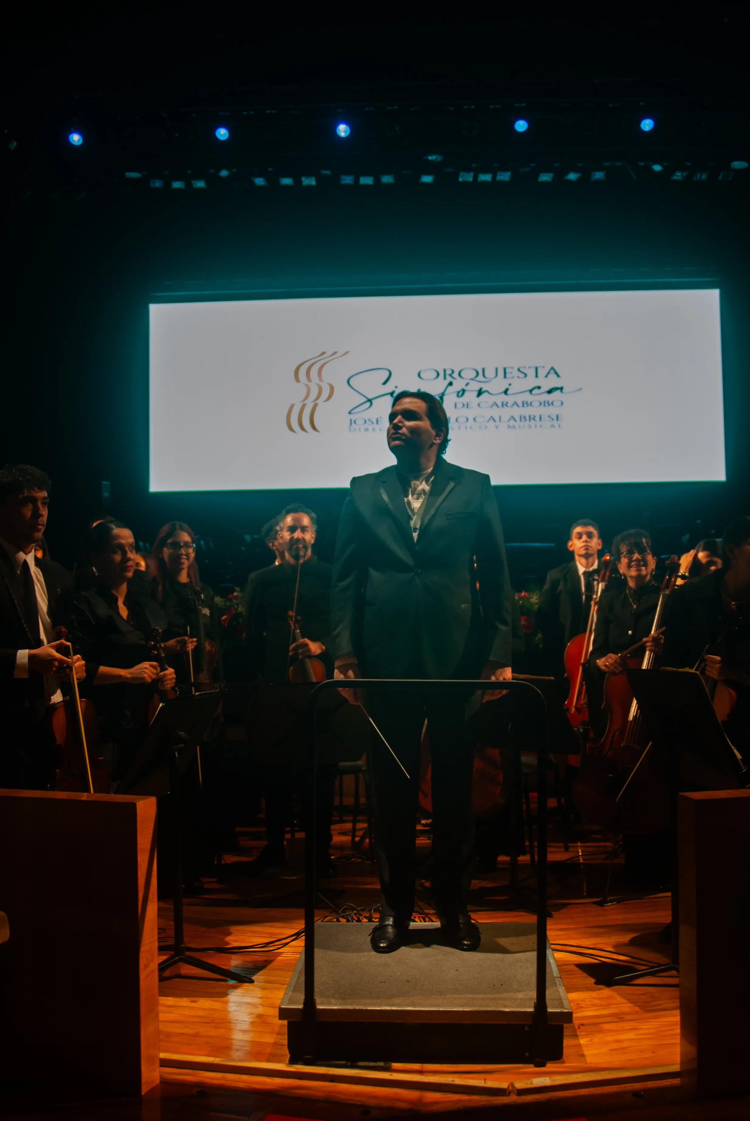 Director de la Orquesta Sinfónica de Carabobo en concierto